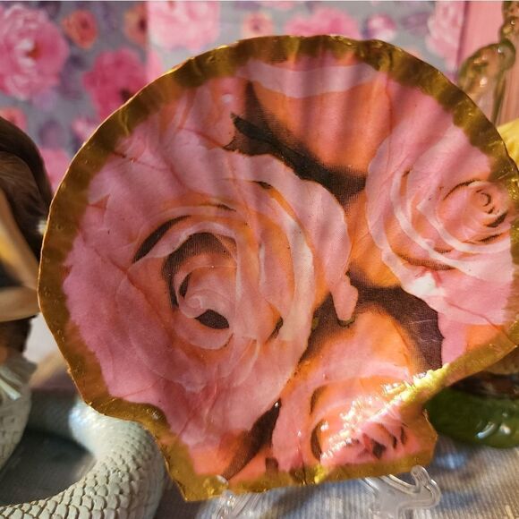 DECOUPAGE PINK ROSES ON A SCALLOPED SHELL - Picture 2 of 3